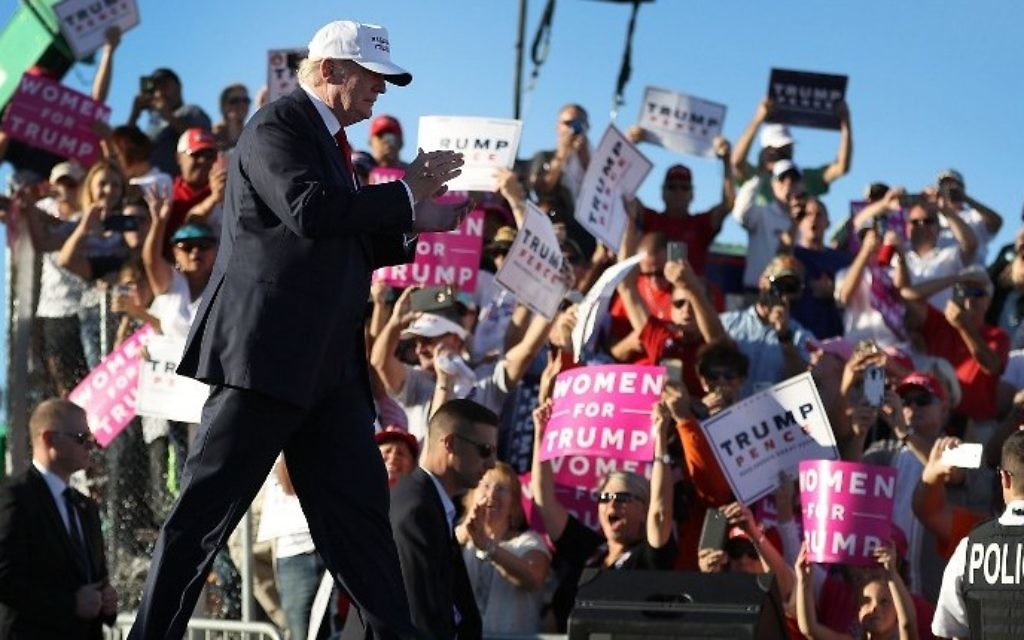 Le candidat à la présidentielle républicain Donald Trump arrive pour un rassemblement de campagne au Collier County Fairgrounds de Naples, en Floride, le 23 octobre 2016. (Crédit : Joe Raedle/Getty Images/AFP) Le candidat à la présidentielle républicain Donald Trump arrive pour un rassemblement de campagne au Collier County Fairgrounds de Naples, en Floride, le 23 octobre 2016. (Crédit : Joe Raedle/Getty Images/AFP)