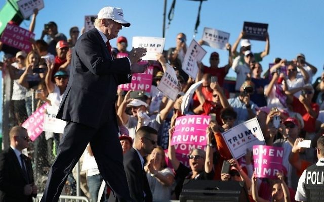 Le candidat à la présidentielle républicain Donald Trump arrive pour un rassemblement de campagne au Collier County Fairgrounds de Naples, en Floride, le 23 octobre 2016. (Crédit : Joe Raedle/Getty Images/AFP)
