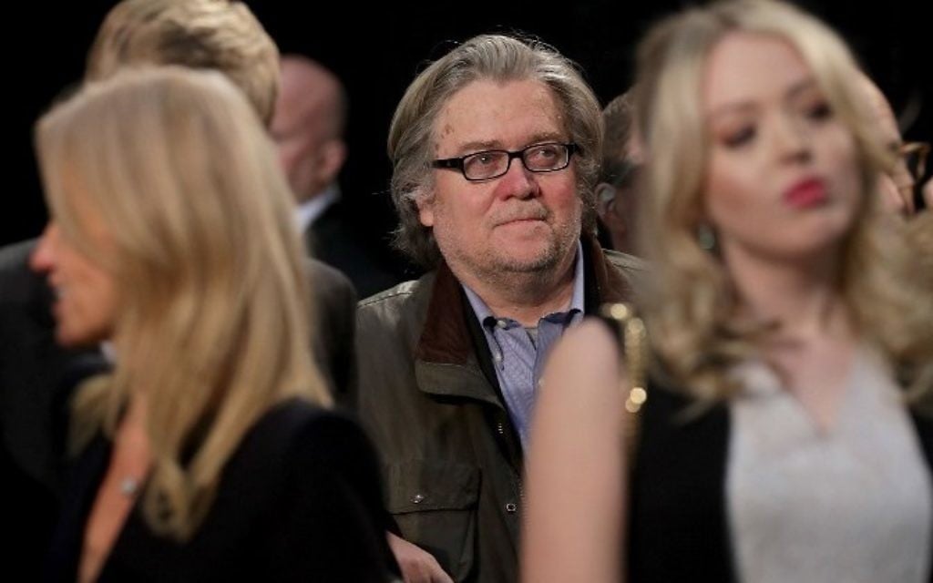 Stephen Bannon, stratège de Donald Trump, alors candidat républicain à la Maison Blanche, pendant le dernier meeting de campagne, à Grand Rapids, Michigan, le 8 novembre 2016. (Crédit : Chip Somodevilla/Getty Images/AFP) Stephen Bannon, stratège de Donald Trump, alors candidat républicain à la Maison Blanche, pendant le dernier meeting de campagne, à Grand Rapids, Michigan, le 8 novembre 2016. (Crédit : Chip Somodevilla/Getty Images/AFP)