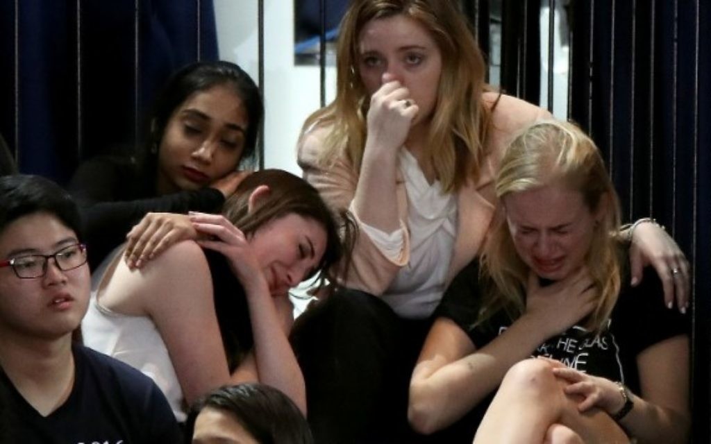 Un groupe de femmes réagir comme des résultats de vote entrent en nomination présidentielle démocrate de l'ancien secrétaire d'Etat Hillary Clinton événement nocturne élection au Jacob K. Javits Convention Center 8 Novembre 2016 à New York. (Drew Angerer / Getty Images / AFP)