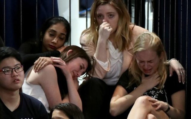 Un groupe de femmes réagir comme des résultats de vote entrent en nomination présidentielle démocrate de l'ancien secrétaire d'Etat Hillary Clinton événement nocturne élection au Jacob K. Javits Convention Center 8 Novembre 2016 à New York. (Drew Angerer / Getty Images / AFP)