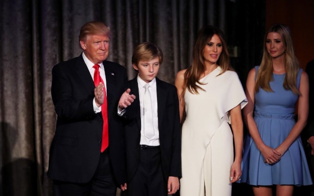 Le président élu Donald Trump, son fils Barron Trump, son épouse Melania Trump, et sa fille Ivanka Trump remercient les partisans du candidat républicain à New York, le 9 novembre 2016. (Crédit : Mark Wilson/Getty Images/AFP)