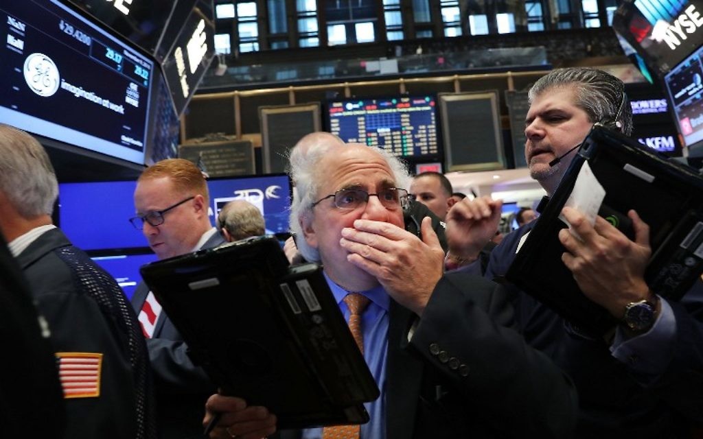La bourse de New York réagit à la victoire de Donald Trump à l'élection présidentielle américaine, au New York Stock Exchange (NYSE), le 9 novembre 2016. (Crédit : Spencer Platt/Getty Images/AFP)