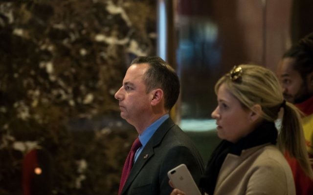 Reince Priebus, président du Comité républicain national et futur directeur de cabinet de la Maison Blanche, dans le hall de la Trump Tower à New York, le 11 novembre 2016. (Crédit : Drew Angerer/Getty Images/AFP)