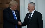 Le président élu Donald Trump (à gauche) et James Mattis, secrétaire à la Défense, à Bedminster, dans le New Jersey, le 19 novembre 2016. (Crédit : Drew Angerer/Getty Images/AFP)