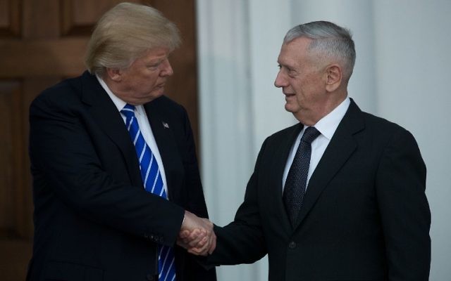 Le président élu Donald Trump (à gauche) et James Mattis, secrétaire à la Défense, à Bedminster, dans le New Jersey, le 19 novembre 2016. (Crédit : Drew Angerer/Getty Images/AFP) Le président élu Donald Trump (à gauche) et James Mattis, secrétaire à la Défense, à Bedminster, dans le New Jersey, le 19 novembre 2016. (Crédit : Drew Angerer/Getty Images/AFP)