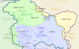 Carte du Cachemire entouré en bleu : le Pakistan est en vert, l'Inde en bleu, la Chine en jaune, les autres pays en gris, le no man's land du glacier de Siachen en blanc. (Crédit : Planemad — Travail personnel/CC BY-SA 3.0, https://commons.wikimedia.org/w/index.php?curid=1914997/CC BY-SA 3.0/WikiCommons)