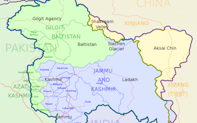 Carte du Cachemire entouré en bleu : le Pakistan est en vert, l'Inde en bleu, la Chine en jaune, les autres pays en gris, le no man's land du glacier de Siachen en blanc. (Crédit : Planemad — Travail personnel/CC BY-SA 3.0, https://commons.wikimedia.org/w/index.php?curid=1914997/CC BY-SA 3.0/WikiCommons)