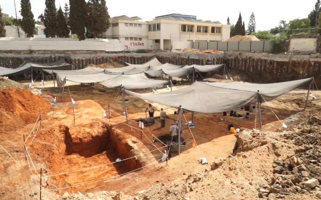 Zone de fouilles à Yehud, dans le centre d'Israël. (Crédit : EYECON Productions/Autorité israélienne des Antiquités)