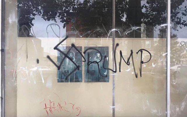 Un graffiti dans le sud de Philadelphie, dont le 'T' de « Trump » a été remplacé par la croix gammée nazie, le 9 novembre 2016. (Crédit : Facebook via JTA) Un graffiti dans le sud de Philadelphie, dont le 'T' de « Trump » a été remplacé par la croix gammée nazie, le 9 novembre 2016. (Crédit : Facebook via JTA)