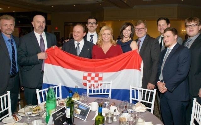 La présidente croate Kolinda Grabar-Kitarovic pose avec un drapeau portant le blason du régime croate pro-nazi de la Seconde Guerre mondiale, pendant un voyage au Canada en novembre 2016. (Crédit : Facebook) La présidente croate Kolinda Grabar-Kitarovic pose avec un drapeau portant le blason du régime croate pro-nazi de la Seconde Guerre mondiale, pendant un voyage au Canada en novembre 2016. (Crédit : Facebook)