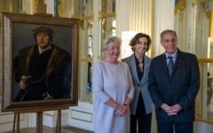 La ministre française de la Culture Audrey Azoulay, entourée de Hertha et Henri Bromberg lors de la restitution à Paris du "Portrait d’un homme avec fourrure", le 28 novembre 2016. (Crédit : Facebook/Ministère de la Culture et de la Communication)