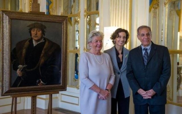 La ministre française de la Culture Audrey Azoulay, entourée de Hertha et Henri Bromberg lors de la restitution à Paris du "Portrait d’un homme avec fourrure", le 28 novembre 2016. (Crédit : Facebook/Ministère de la Culture et de la Communication) La ministre française de la Culture Audrey Azoulay, entourée de Hertha et Henri Bromberg lors de la restitution à Paris du "Portrait d’un homme avec fourrure", le 28 novembre 2016. (Crédit : Facebook/Ministère de la Culture et de la Communication)