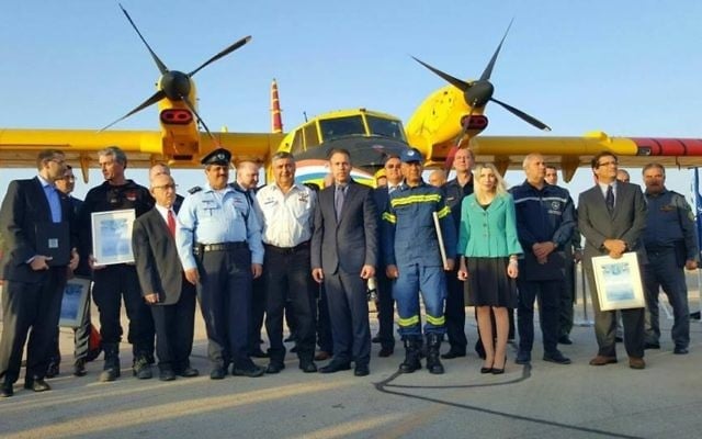 Gilad Erdan, le ministre de la Sécurité intérieure, avec des représentants des pompiers étrangers qui ont aidé Israël à combattre les incendies, le 29 novembre 2016. (Crédit : Facebook/police israélienne)