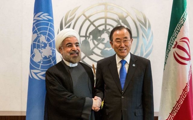 Le président iranien Hassan Rouhani, à gauche, et le secrétaire général des Nations unies, Ban Ki-moon, en marge de l'Assemblée générale des Nations unies, à New York, le 26 septembre 2013. (Crédit : Andrew Burton/Getty Images/JTA)