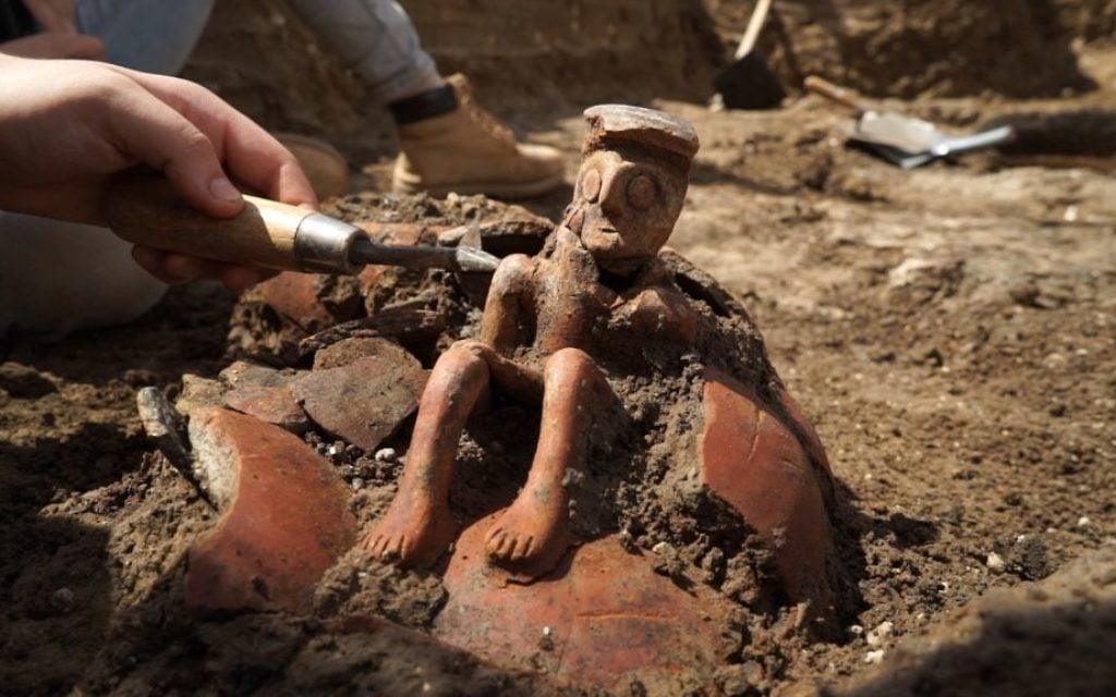 Cette cruche, âgée de 3 800 ans, a été découverte à Yehud, dans le centre d'Israël. (Crédit : EYECON Productions/Autorité israélienne des Antiquités)
