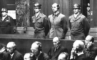 Karl Brandt (au centre), l'un des 23 médecins allemands jugés à Nuremberg en 1946 pour crimes de guerre et crimes contre l'humanité. (Crédit : domaine public)