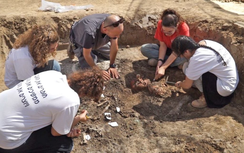 Les lycéens du programme Terre d'Israël et Archéologie pendant une fouille à Yehud. (Crédit : EYECON Productions/Autorité israélienne des Antiquités)