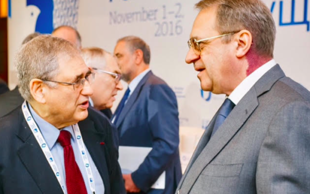 Simon Samuels (d) et le vice-ministre des Affaires étrangères russe à Moscou, le 2 novembre 2016 (Crédit : autorisation) Simon Samuels (d) et le vice-ministre des Affaires étrangères russe à Moscou, le 2 novembre 2016 (Crédit : autorisation)