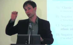 Professeur Gunther Jikeli à l'ISGAP à Paris, France, le 17 avril 2015 (Crédit : Capture d'écran YouTube)