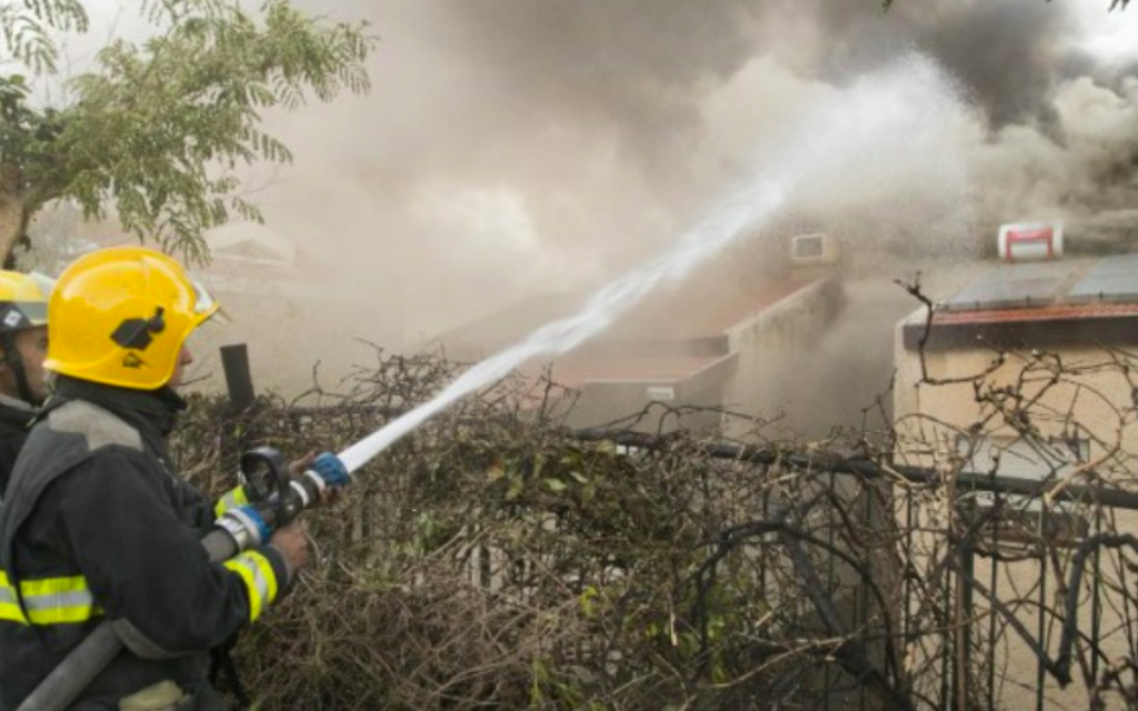 Un pompier israélien aide à éteindre un incendie dans la ville du nord de Haïfa le 24 novembre 2016. (Jack Guez / AFP)