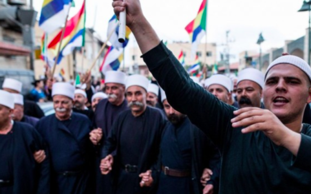 Des Druzes israéliens du village de Yarka se rendent à une manifestation pour soutenir leurs frères en Syrie menacés par les combats entraînés par la guerre civile, le 14 juin 2015. (Crédit : Basel Awidat/Flash90)