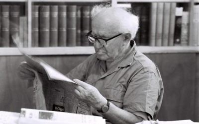 David Ben Gurion à son domicile,
au kibboutz Sde Boker, sur une photo non-datée. (Crédit : GPO)