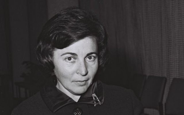 Miriam Eshkol, l'épouse de l'ancien Premier ministre Levi Eskhol, en 1964. (Crédit : Pridan Moshe/GPO)