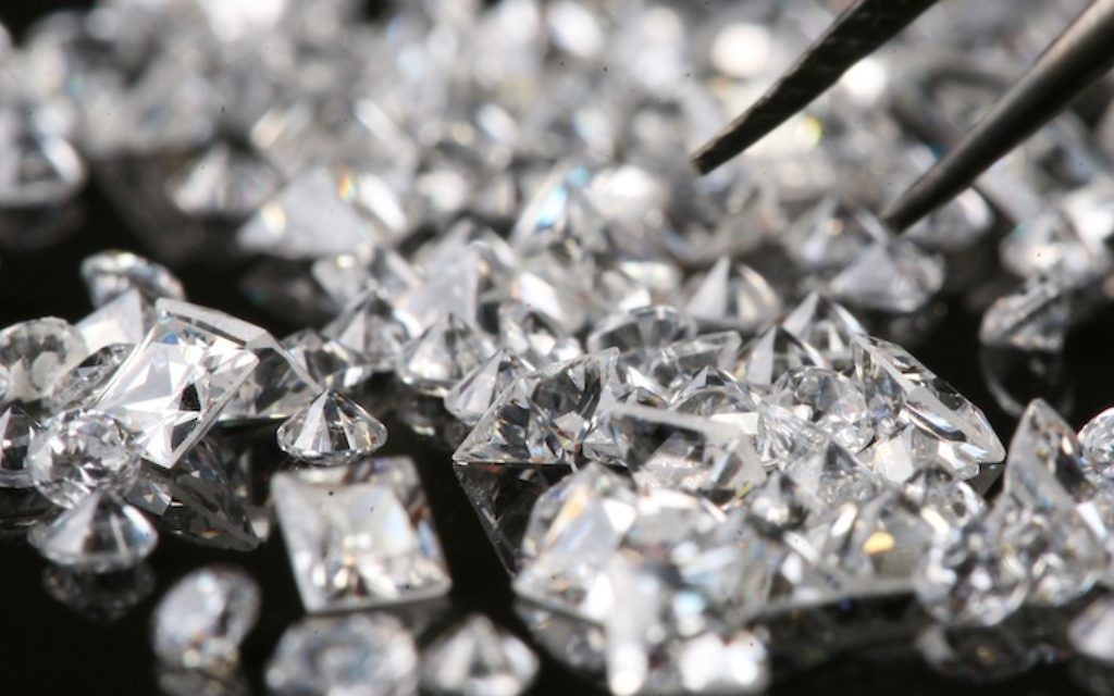 Illustration : des diamants triés par un joaillier à Jérusalem, le 21 juillet 2008. (Nati Shohat/Flash90)