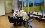 Des hommes âgés jouent au backgammon dans un country club du nord de Tel Aviv. Illustration. (Crédit : Tomer Neuberg/Flash90)