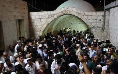 Des centaines de Juifs orthodoxes prient près de la tombe de JOseph dans la ville de Naplouse, en Cisjordanie, le 10 juin 2013 (Crédit : Yaakov Naumi / Flash90)