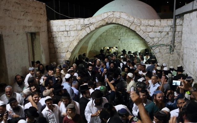 Des centaines de Juifs orthodoxes prient près de la tombe de JOseph dans la ville de Naplouse, en Cisjordanie, le 10 juin 2013 (Crédit : Yaakov Naumi / Flash90) Des centaines de Juifs orthodoxes prient près de la tombe de JOseph dans la ville de Naplouse, en Cisjordanie, le 10 juin 2013 (Crédit : Yaakov Naumi / Flash90)