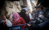 Des musulmanes palestiniennes de l'organisation Murabitun crient des slogans, le Coran à la main, pendant une manifestation contre les policiers israéliens qui les empêchent d'entrer au complexe du mont du Temple de la Vieille Ville de Jérusalem, le 17 septembre 2015. (Crédit : Miriam Alster/Flash90)