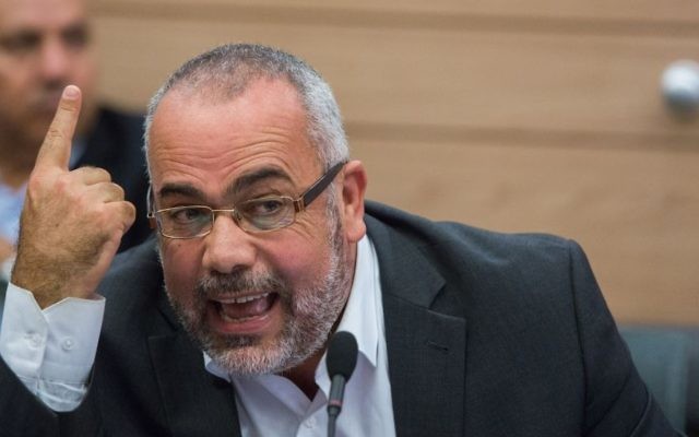 Le député arabe israélien Osama Saadi pendant une réunion de la commission des Affaires internes de la Knesset, le 10 novembre 2015. (Crédit : Yonatan Sindel/Flash90)