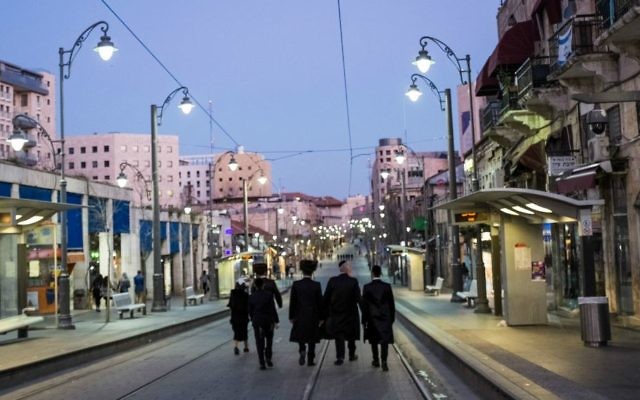 Des juifs orthodoxes marchent dans une rue de Jérusalem pendant Shabbat. Illustration. (Crédit : Corinna Kern/Flash90)
