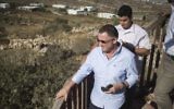 Yuli Edelstein, président de la Knesset, en visite dans l'avant-poste d'Amona, en Cisjordanie, le 28 juillet 2016. (Crédit : Hadas Parush/Flash90)