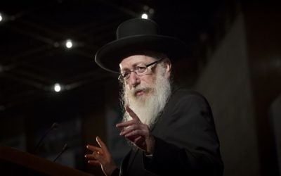 Yaakov Litzman, ministre de la Santé, pendant la conférence médicale 2016 d'Israël, à Jérusalem, le 16 août 2016. (Crédit : Miriam Alster/Flash90)