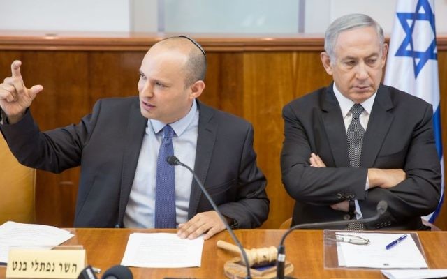 Le Premier ministre Benjamin Netanyahu, (à droite), et le ministre de l'Education Naftali Bennett pendant la réunion hebdomadaire du cabinet dans les bureaux du Premier ministre, à Jérusalem, le 30 août 2016. (Crédit : Emil Salman/Pool) Le Premier ministre Benjamin Netanyahu, (à droite), et le ministre de l'Education Naftali Bennett pendant la réunion hebdomadaire du cabinet dans les bureaux du Premier ministre, à Jérusalem, le 30 août 2016. (Crédit : Emil Salman/Pool)
