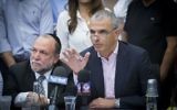 Le ministre des Finances Moshe Kahlon pendant une réunion de la commission des Finances de la Knesset, le 31 octobre 2016. (Crédit : Miriam Alster/Flash90)