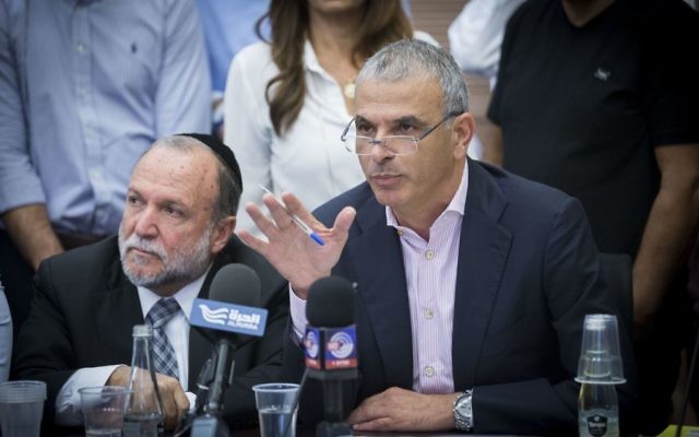 Le ministre des Finances Moshe Kahlon pendant une réunion de la commission des Finances de la Knesset, le 31 octobre 2016. (Crédit : Miriam Alster/Flash90) Le ministre des Finances Moshe Kahlon pendant une réunion de la commission des Finances de la Knesset, le 31 octobre 2016. (Crédit : Miriam Alster/Flash90)