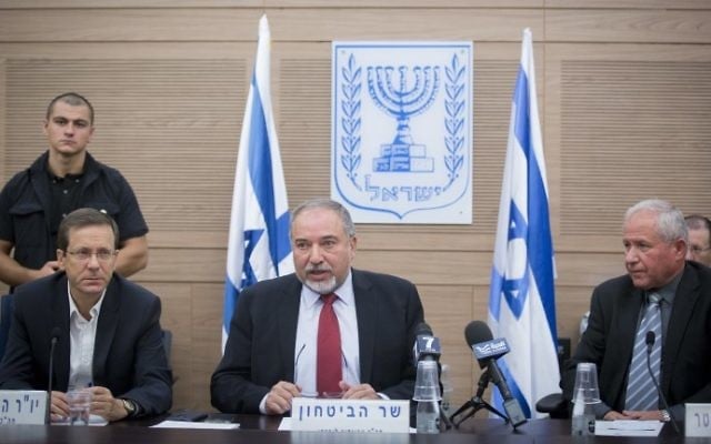 Le ministre de la Défense Avigdor Liberman devant la commission des Affaires étrangères et de la Défense de la Knesset, entouré du chef de l'opposition Isaac Herzog (à gauche), et du président de la commission Avi Dichter (à droite), à la Knesset, le 31 ocotbre 2016. (Crédit : Miriam Alster/Flash90) Le ministre de la Défense Avigdor Liberman devant la commission des Affaires étrangères et de la Défense de la Knesset, entouré du chef de l'opposition Isaac Herzog (à gauche), et du président de la commission Avi Dichter (à droite), à la Knesset, le 31 ocotbre 2016. (Crédit : Miriam Alster/Flash90)