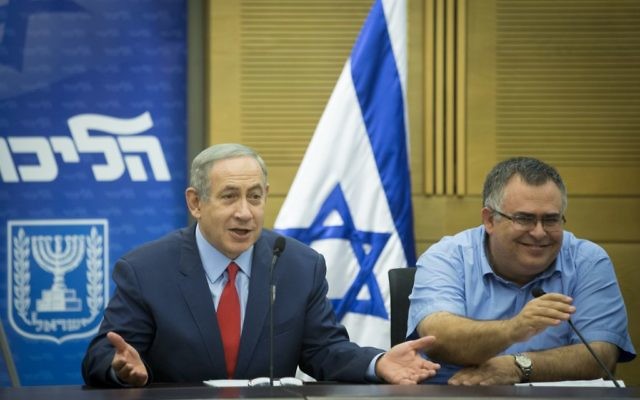 Le Premier ministre Benjamin Netanyahu (à gauche) et le député du Likud David Bitan, qui préside la coalition, pendant une réunion du Likud à la Knesset, le 31 octobre 2016. (Crédit : Miriam Alster/Flash90)