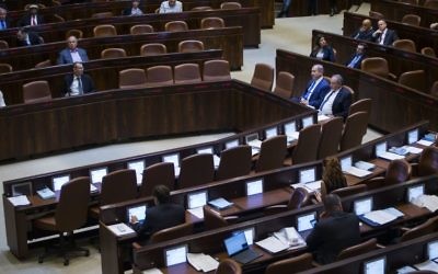 La Knesset pendant la session spéciale d'hommage au ministre assassiné Rehavam "Gandhi" Zeevi, le 1er novembre 2016. (Crédit : Yonatan Sindel/Flash90)