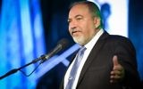 Le ministre de la Défense Avigdor Liberman pendant une cérémonie au ministère, à Tel Aviv, le 3 novembre 2016. (Crédit : Flash90)