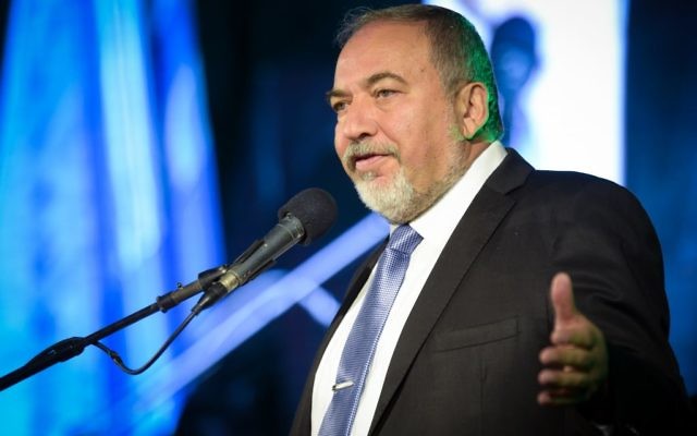 Le ministre de la Défense Avigdor Liberman pendant une cérémonie au ministère, à Tel Aviv, le 3 novembre 2016. (Crédit : Flash90) Le ministre de la Défense Avigdor Liberman pendant une cérémonie au ministère, à Tel Aviv, le 3 novembre 2016. (Crédit : Flash90)