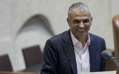 Le ministre des Finances Moshe Kahlon présente le budget pour 2017 et 2018 devant la Knesset, à Jérusalem, le 2 novembre 2016. (Crédit : Yonatan Sindel/Flash90)