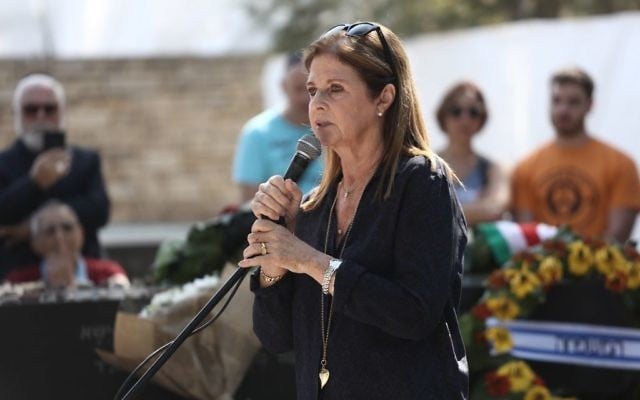 Dalia Rabin au service commémoratif marquant les 21 ans de l'assassinat de l'ancien Premier ministre Yitzhak Rabin, organisé au cimetière du mont Herzl à Jérusalem, le 4 novembre 2016. (Crédit : Yonatan Sindel/Flash90) Dalia Rabin au service commémoratif marquant les 21 ans de l'assassinat de l'ancien Premier ministre Yitzhak Rabin, organisé au cimetière du mont Herzl à Jérusalem, le 4 novembre 2016. (Crédit : Yonatan Sindel/Flash90)
