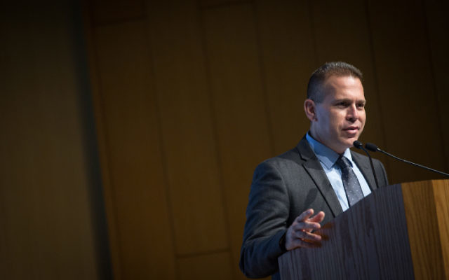 Le ministre de la Sécurité intérieure Gilad Erdan pendant une conférence sur le renforcement de la relation entre le peuple juif et le mont du Temple, à la Knesset, le 7 novembre 2016. (Crédit : Miriam Alster/Flash90)