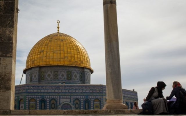 Deux fidèles musulmanes près du complexe de la mosquée Al-Aqsa, sur le mont du Temple, dans la Vieille Ville de Jérusalem, le 7 novembre 2016. (Crédit : Sebi Berens/Flash90)