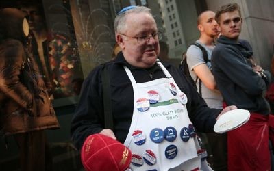 Un partisan de Donald Trump porte des pins avec son nom en hébreu, devant la Trump Tower, à New York, le 8 novembre 2016. (Crédit : Noam Revkin FentonFlash90)
